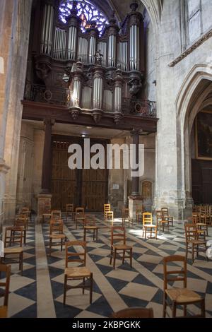 Vue sur l'intérieur d'une église à Paris, en France, sur 30 mai 2020. Depuis samedi 23 mai, les rassemblements religieux en France sont de nouveau autorisés, à condition de respecter les mesures de distanciation de certaines églises ont été en mesure de retirer une partie des chaises pour respecter les distances. (Photo de Stephane Rouppert/NurPhoto) Banque D'Images