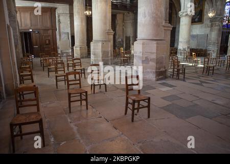 Vue sur l'intérieur d'une église à Paris, en France, sur 30 mai 2020. Depuis samedi 23 mai, les rassemblements religieux en France sont de nouveau autorisés, à condition de respecter les mesures de distanciation de certaines églises ont été en mesure de retirer une partie des chaises pour respecter les distances. (Photo de Stephane Rouppert/NurPhoto) Banque D'Images