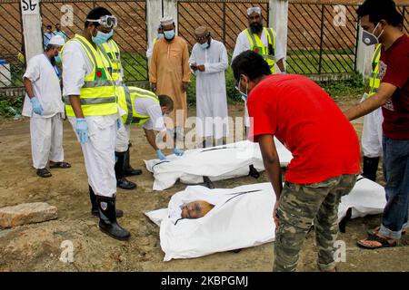 Les greffés portant des vêtements de protection portent le cercueil d'une victime du nouveau coronavirus COVID-19 pour son enterrement le 29 mai 2020 à Dhaka, au Bangladesh. Le nombre de Covid 19 a affecté une augmentation alarmante de la population dans le pays ainsi que le taux de mortalité quand le gouvernement a désactivé l'écluse du pays. Chaque jour, les cadavres des victimes de Corona arrivent au hasard dans le cimetière pour l'enterrement .(photo de Khandaker Azizur Rahman Sumon/NurPhoto) Banque D'Images