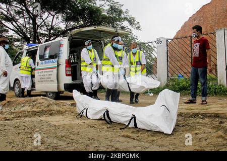 Les greffés portant des vêtements de protection portent le cercueil d'une victime du nouveau coronavirus COVID-19 pour son enterrement le 29 mai 2020 à Dhaka, au Bangladesh. Le nombre de Covid 19 a affecté une augmentation alarmante de la population dans le pays ainsi que le taux de mortalité quand le gouvernement a désactivé l'écluse du pays. Chaque jour, les cadavres des victimes de Corona arrivent au hasard dans le cimetière pour l'enterrement .(photo de Khandaker Azizur Rahman Sumon/NurPhoto) Banque D'Images