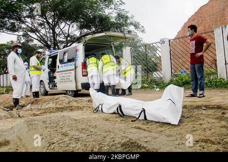 Les greffés portant des vêtements de protection portent le cercueil d'une victime du nouveau coronavirus COVID-19 pour son enterrement le 29 mai 2020 à Dhaka, au Bangladesh. Le nombre de Covid 19 a affecté une augmentation alarmante de la population dans le pays ainsi que le taux de mortalité quand le gouvernement a désactivé l'écluse du pays. Chaque jour, les cadavres des victimes de Corona arrivent au hasard dans le cimetière pour l'enterrement .(photo de Khandaker Azizur Rahman Sumon/NurPhoto) Banque D'Images