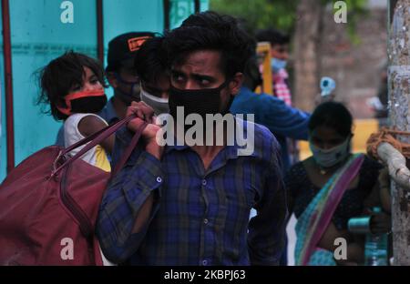 Les travailleurs migrants venant de Nagpur, attendent un bus pour aller dans leur ville natale à une gare routière comme après que le gouvernement de l'Uttar pradesh prolonge le confinement jusqu'au 30 juin et libère des lignes directrices pour les passagers et les travailleurs , à Allahabad sur 1 juin,2020. (Photo de Ritesh Shukla/NurPhoto) Banque D'Images