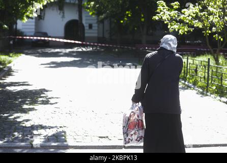 Une femme fait le signe de la croix alors qu'elle passe devant la nunnery Florivsky enfermée en quarantaine à Kiev, Ukraine, 1 juin 2020. Le septième monastère de l'Église orthodoxe ukrainienne soutenu par la Russie a été mis en quarantaine en Ukraine en raison d'une épidémie de coronavirus. 26 cas actifs de COVID-19 ont été confirmés dans la nouerie de l'Ascension (également connue sous le nom de monastère Florivsky) au centre-ville de Kiev. (Photo par Sergii Kharchenko/NurPhoto) Banque D'Images
