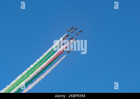 L'unité aérobie spéciale italienne Frecce Tricolori (flèches tricolores) diffuse de la fumée avec les couleurs du drapeau italien sur la ville de Rome dans le cadre de la célébration du 74th anniversaire de la proclamation de la République italienne an sur 1 juin 2020 à Rome, Italie. (Photo de Riccardo Fabi/NurPhoto) Banque D'Images