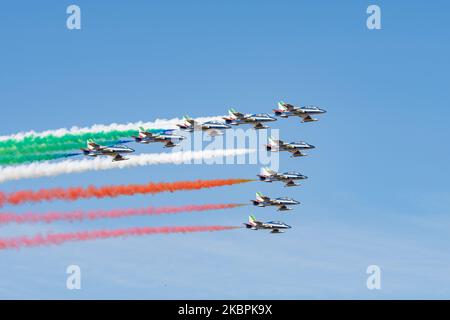 L'unité aérobie spéciale italienne Frecce Tricolori (flèches tricolores) diffuse de la fumée avec les couleurs du drapeau italien sur la ville de Rome dans le cadre de la célébration du 74th anniversaire de la proclamation de la République italienne an sur 1 juin 2020 à Rome, Italie. (Photo de Riccardo Fabi/NurPhoto) Banque D'Images