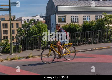 Les résidents sont vus à vélo dans les rues sans voiture (rue de vélo) à Gand, en Belgique, le 02 juin 2020. La ville de Gand est un exemple de circulation de vélo sûre. Plus de soixante-dix kilomètres d'infrastructures cyclables ont été ajoutés, dont 45 kilomètres de pistes cyclables.l'Assemblée générale des Nations Unies a déclaré la Journée mondiale du cyclisme de 3 juin. (Photo de Jonathan Raa/NurPhoto) Banque D'Images