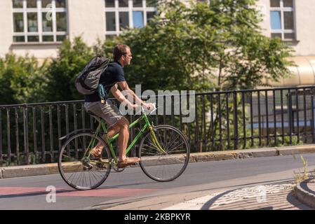 Les résidents sont vus à vélo dans les rues sans voiture (rue de vélo) à Gand, en Belgique, le 02 juin 2020. La ville de Gand est un exemple de circulation de vélo sûre. Plus de soixante-dix kilomètres d'infrastructures cyclables ont été ajoutés, dont 45 kilomètres de pistes cyclables.l'Assemblée générale des Nations Unies a déclaré la Journée mondiale du cyclisme de 3 juin. (Photo de Jonathan Raa/NurPhoto) Banque D'Images