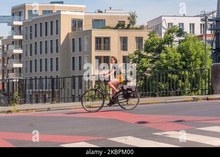 Les résidents sont vus à vélo dans les rues sans voiture (rue de vélo) à Gand, en Belgique, le 02 juin 2020. La ville de Gand est un exemple de circulation de vélo sûre. Plus de soixante-dix kilomètres d'infrastructures cyclables ont été ajoutés, dont 45 kilomètres de pistes cyclables.l'Assemblée générale des Nations Unies a déclaré la Journée mondiale du cyclisme de 3 juin. (Photo de Jonathan Raa/NurPhoto) Banque D'Images