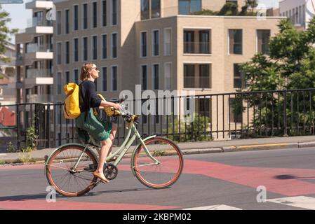 Les résidents sont vus à vélo dans les rues sans voiture (rue de vélo) à Gand, en Belgique, le 02 juin 2020. La ville de Gand est un exemple de circulation de vélo sûre. Plus de soixante-dix kilomètres d'infrastructures cyclables ont été ajoutés, dont 45 kilomètres de pistes cyclables.l'Assemblée générale des Nations Unies a déclaré la Journée mondiale du cyclisme de 3 juin. (Photo de Jonathan Raa/NurPhoto) Banque D'Images