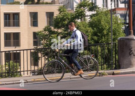 Les résidents sont vus à vélo dans les rues sans voiture (rue de vélo) à Gand, en Belgique, le 02 juin 2020. La ville de Gand est un exemple de circulation de vélo sûre. Plus de soixante-dix kilomètres d'infrastructures cyclables ont été ajoutés, dont 45 kilomètres de pistes cyclables.l'Assemblée générale des Nations Unies a déclaré la Journée mondiale du cyclisme de 3 juin. (Photo de Jonathan Raa/NurPhoto) Banque D'Images