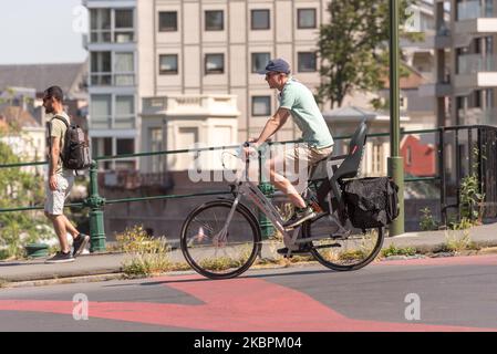 Les résidents sont vus à vélo dans les rues sans voiture (rue de vélo) à Gand, en Belgique, le 02 juin 2020. La ville de Gand est un exemple de circulation de vélo sûre. Plus de soixante-dix kilomètres d'infrastructures cyclables ont été ajoutés, dont 45 kilomètres de pistes cyclables.l'Assemblée générale des Nations Unies a déclaré la Journée mondiale du cyclisme de 3 juin. (Photo de Jonathan Raa/NurPhoto) Banque D'Images