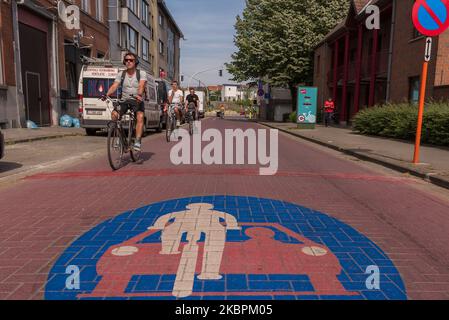 Les résidents sont vus à vélo dans les rues sans voiture (rue de vélo) à Gand, en Belgique, le 02 juin 2020. La ville de Gand est un exemple de circulation de vélo sûre. Plus de soixante-dix kilomètres d'infrastructures cyclables ont été ajoutés, dont 45 kilomètres de pistes cyclables.l'Assemblée générale des Nations Unies a déclaré la Journée mondiale du cyclisme de 3 juin. (Photo de Jonathan Raa/NurPhoto) Banque D'Images