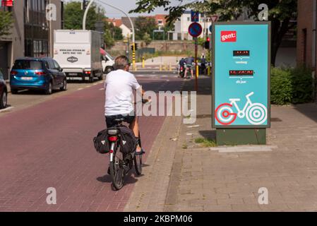 Les résidents sont vus à vélo dans les rues sans voiture (rue de vélo) à Gand, en Belgique, le 02 juin 2020. La ville de Gand est un exemple de circulation de vélo sûre. Plus de soixante-dix kilomètres d'infrastructures cyclables ont été ajoutés, dont 45 kilomètres de pistes cyclables.l'Assemblée générale des Nations Unies a déclaré la Journée mondiale du cyclisme de 3 juin. (Photo de Jonathan Raa/NurPhoto) Banque D'Images