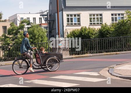 Les résidents sont vus à vélo dans les rues sans voiture (rue de vélo) à Gand, en Belgique, le 02 juin 2020. La ville de Gand est un exemple de circulation de vélo sûre. Plus de soixante-dix kilomètres d'infrastructures cyclables ont été ajoutés, dont 45 kilomètres de pistes cyclables.l'Assemblée générale des Nations Unies a déclaré la Journée mondiale du cyclisme de 3 juin. (Photo de Jonathan Raa/NurPhoto) Banque D'Images