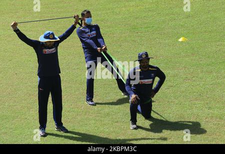 Le capitaine de cricket sri-lankais Dimuth Karunaratne (L) et Kusal Janith Perera participent à la première séance d'entraînement dans le cadre de l'épidémie de Covid-19 au terrain de la CCC à Colombo, au Sri Lanka, sur 2 juin 2020. Les cricketers sri lankais reviennent à l'action après un écart de près de deux mois et demi après la pandémie du coronavirus au Sri Lanka (photo de Thharaka Basnayaka/NurPhoto) Banque D'Images