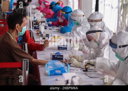 Le personnel médical utilisant un équipement de protection individuelle (EPI) complet prélève des échantillons de sang auprès des résidents pendant le test rapide Covid-19 à Surabaya, Java-est, sur 3 juin 2020. Le gouvernement indonésien procède intensivement à des tests rapides et à des tests par écouvillonnage pour anticiper la propagation de Covid-19. On espère que de cette façon, les personnes avec Covid-19 peuvent être détectées et isolées pour un traitement médical. (Photo de Suryanto Putramudji/NurPhoto) Banque D'Images