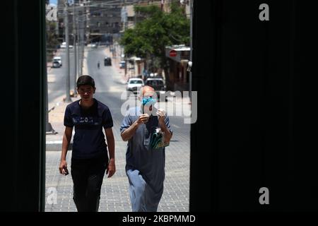 Les gens partent après avoir exécuté les prières de Dhuhr (midi) à la mosquée, dans la ville de Gaza, à Gaza, sur 3 juin 2020. Les mosquées de la bande de Gaza ont rouvert leurs portes aux fidèles après un arrêt d'un mois en raison de mesures visant à endiguer la propagation de la COVID-19. (Photo de Majdi Fathi/NurPhoto) Banque D'Images