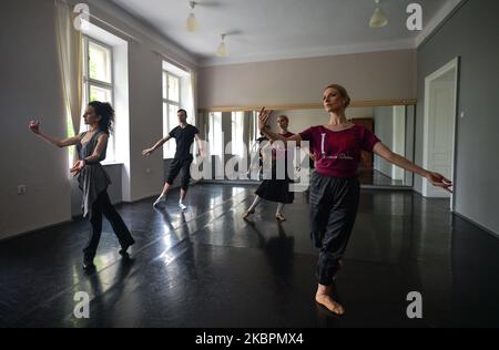 (G-D) Nikoleta Giankaki, Michal Kepka, Malgorzata Nabrzeska et Marta Baranowska vus pendant la leçon en ligne. Les membres du ballet, que ce soit à la maison ou en studio, participent à une leçon en ligne conduite à Paris par le chorégraphe et maître de danse baroque de renommée mondiale, Pierre-François Dolle. Les danseurs préparent 'Chaconne de Phaeton', une chorégraphie originale de l'époque baroque. Sur 3 juin 2020, à Cracovie, en Pologne. (Photo par Artur Widak/NurPhoto) Banque D'Images