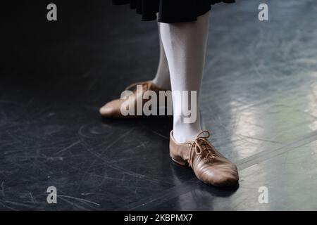 Des jambes danseuses vues pendant une séance d'échauffement. Les membres du ballet, que ce soit à la maison ou en studio, participent à une leçon en ligne conduite à Paris par le chorégraphe et maître de danse baroque de renommée mondiale, Pierre-François Dolle. Les danseurs préparent 'Chaconne de Phaeton', une chorégraphie originale de l'époque baroque. Sur 3 juin 2020, à Cracovie, en Pologne. (Photo par Artur Widak/NurPhoto) Banque D'Images