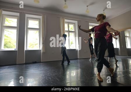 (G-D) Nikoleta Giankaki, Michal Kepka, Marta Baranowska et Malgorzata Nabrzeska, vus pendant la leçon en ligne. Les membres du ballet, que ce soit à la maison ou en studio, participent à une leçon en ligne conduite à Paris par le chorégraphe et maître de danse baroque de renommée mondiale, Pierre-François Dolle. Les danseurs préparent 'Chaconne de Phaeton', une chorégraphie originale de l'époque baroque. Sur 3 juin 2020, à Cracovie, en Pologne. (Photo par Artur Widak/NurPhoto) Banque D'Images