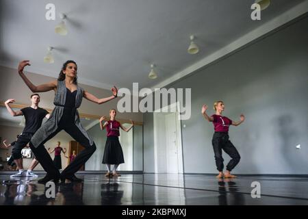 (G-D) Michal Kepka, Nikoleta Giankaki, Malgorzata Nabrzeska et Marta Baranowska vus pendant la leçon en ligne. Les membres du ballet, que ce soit à la maison ou en studio, participent à une leçon en ligne conduite à Paris par le chorégraphe et maître de danse baroque de renommée mondiale, Pierre-François Dolle. Les danseurs préparent 'Chaconne de Phaeton', une chorégraphie originale de l'époque baroque. Sur 3 juin 2020, à Cracovie, en Pologne. (Photo par Artur Widak/NurPhoto) Banque D'Images