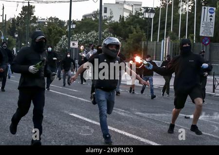 Des manifestants bombardés d'essence pour émeuter des policiers au cours d'une manifestation à l'ambassade des États-Unis à la suite de la mort de George Floyd , à Athènes, en Grèce, sur 3 juin 2020. (Photo de Panayotis Tzamaros/NurPhoto) Banque D'Images