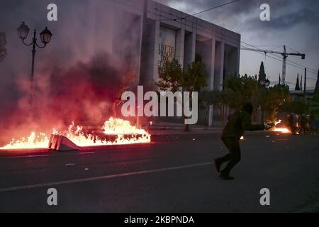 Des manifestants bombardés d'essence pour émeuter des policiers au cours d'une manifestation à l'ambassade des États-Unis à la suite de la mort de George Floyd , à Athènes, en Grèce, sur 3 juin 2020. (Photo de Panayotis Tzamaros/NurPhoto) Banque D'Images