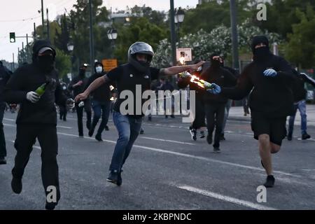 Des manifestants bombardés d'essence pour émeuter des policiers au cours d'une manifestation à l'ambassade des États-Unis à la suite de la mort de George Floyd , à Athènes, en Grèce, sur 3 juin 2020. (Photo de Panayotis Tzamaros/NurPhoto) Banque D'Images