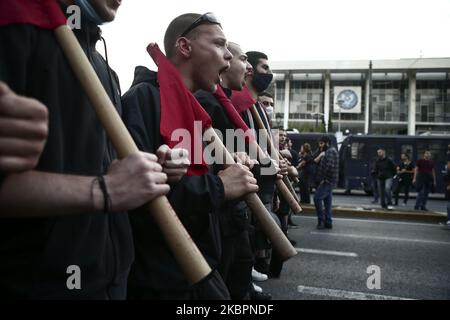 Les manifestants ont cherché des slogans devant l'ambassade des États-Unis, participant à une manifestation sur la mort de George Floyd , à Athènes, en Grèce, sur 3 juin 2020. (Photo de Panayotis Tzamaros/NurPhoto) Banque D'Images