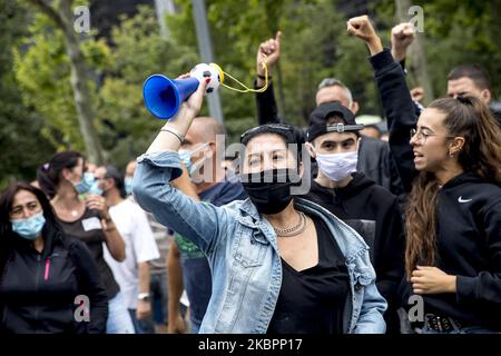 Les travailleurs et les proches de la société NISSAN bloquent l'Avinguda Diagonal de Barcelone avec leurs véhicules et se rassemblent devant le consulat japonais et le cabinet d'avocats Garrigues, chargé de défendre la compagnie automobile japonaise, à Barcelone, en Espagne, sur 4 juin 2020. (Photo par Albert Llop/NurPhoto) Banque D'Images