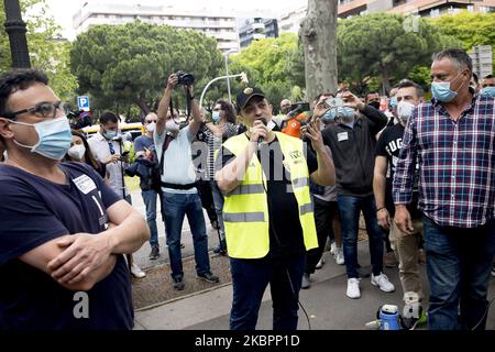 Les travailleurs et les proches de la société NISSAN bloquent l'Avinguda Diagonal de Barcelone avec leurs véhicules et se rassemblent devant le consulat japonais et le cabinet d'avocats Garrigues, chargé de défendre la compagnie automobile japonaise, à Barcelone, en Espagne, sur 4 juin 2020. (Photo par Albert Llop/NurPhoto) Banque D'Images