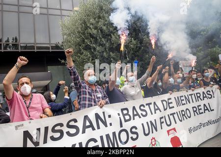 Les travailleurs et les proches de la société NISSAN bloquent l'Avinguda Diagonal de Barcelone avec leurs véhicules et se rassemblent devant le consulat japonais et le cabinet d'avocats Garrigues, chargé de défendre la compagnie automobile japonaise, à Barcelone, en Espagne, sur 4 juin 2020. (Photo par Albert Llop/NurPhoto) Banque D'Images