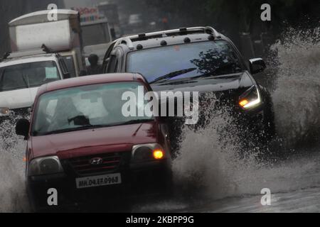 Les voitures traversent les eaux d'inondation lors de fortes pluies à Mumbai, en Inde, sur 04 juin 2020. La mousson en Inde dure officiellement de juin à septembre. (Photo par Himanshu Bhatt/NurPhoto) Banque D'Images