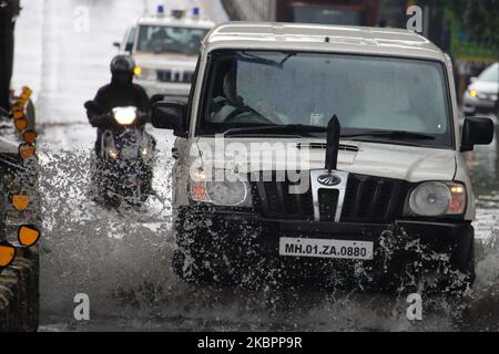 Une voiture traverse les eaux d'inondation lors de fortes pluies à Mumbai, en Inde, sur 04 juin 2020. La mousson en Inde dure officiellement de juin à septembre. (Photo par Himanshu Bhatt/NurPhoto) Banque D'Images