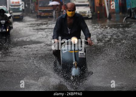Un homme passe un scooter à travers les eaux d'inondation lors de fortes pluies à Mumbai, Inde sur 04 juin 2020. La mousson en Inde dure officiellement de juin à septembre. (Photo par Himanshu Bhatt/NurPhoto) Banque D'Images
