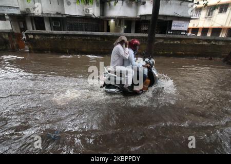 Les gens font une moto à travers les eaux inondées lors de fortes pluies à Mumbai, Inde sur 04 juin 2020. La mousson en Inde dure officiellement de juin à septembre. (Photo par Himanshu Bhatt/NurPhoto) Banque D'Images