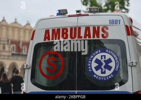 Vue sur une ambulance vue sur la place du marché principal de Cracovie. Depuis 5 avril, la moyenne mobile de 7 jours d'un nouveau cas quotidien de coronavirus en Pologne varie entre 297 et 401. Le ministère de la Santé a signalé aujourd'hui 361 nouveaux cas et 2 décès, ce qui porte le nombre total à 25 048 personnes infectées, 1 117 décès et 12 227 cas de rétablissement. Sur 04 juin 2020, à Cracovie, en Pologne. (Photo par Artur Widak/NurPhoto) Banque D'Images