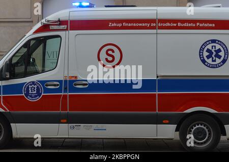 Vue sur une ambulance vue sur la place du marché principal de Cracovie. Depuis 5 avril, la moyenne mobile de 7 jours d'un nouveau cas quotidien de coronavirus en Pologne varie entre 297 et 401. Le ministère de la Santé a signalé aujourd'hui 361 nouveaux cas et 2 décès, ce qui porte le nombre total à 25 048 personnes infectées, 1 117 décès et 12 227 cas de rétablissement. Sur 04 juin 2020, à Cracovie, en Pologne. (Photo par Artur Widak/NurPhoto) Banque D'Images