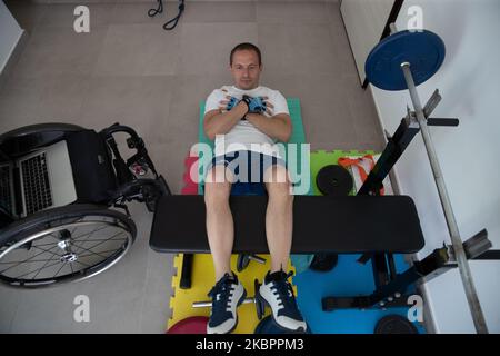 Marco Dolfin, un athlète de l'équipe paralympique italienne de natation, participe à une formation d'équipe en utilisant une conférence téléphonique en ligne de la salle de gym de son domicile à Turin, Italie, sur 27 mai 2020. Le report des Jeux Olympiques de Tokyo en raison de l'épidémie de Covid-19 et la période de confinement qui en a résulté ont également interrompu l'entraînement des athlètes des équipes nationales. Marco Dolfin, qui a déjà participé aux Jeux paralympiques de Rio 2016, tente également de participer à l'édition japonaise. (Photo de Mauro Ujetto/NurPhoto) Banque D'Images