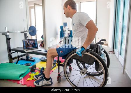 Marco Dolfin, un athlète de l'équipe paralympique italienne de natation, participe à une formation d'équipe en utilisant une conférence téléphonique en ligne de la salle de gym de son domicile à Turin, Italie, sur 27 mai 2020. Le report des Jeux Olympiques de Tokyo en raison de l'épidémie de Covid-19 et la période de confinement qui en a résulté ont également interrompu l'entraînement des athlètes des équipes nationales. Marco Dolfin, qui a déjà participé aux Jeux paralympiques de Rio 2016, tente également de participer à l'édition japonaise. (Photo de Mauro Ujetto/NurPhoto) Banque D'Images