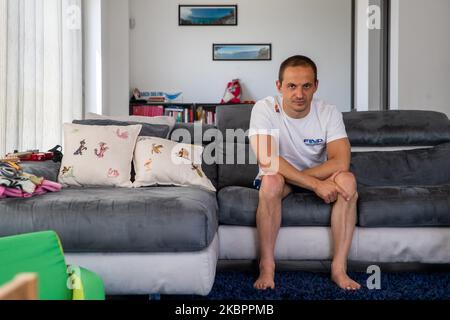 Marco Dolfin, un athlète de l'équipe paralympique italienne de natation, participe à une formation d'équipe en utilisant une conférence téléphonique en ligne de la salle de gym de son domicile à Turin, Italie, sur 27 mai 2020. Le report des Jeux Olympiques de Tokyo en raison de l'épidémie de Covid-19 et la période de confinement qui en a résulté ont également interrompu l'entraînement des athlètes des équipes nationales. Marco Dolfin, qui a déjà participé aux Jeux paralympiques de Rio 2016, tente également de participer à l'édition japonaise. (Photo de Mauro Ujetto/NurPhoto) Banque D'Images