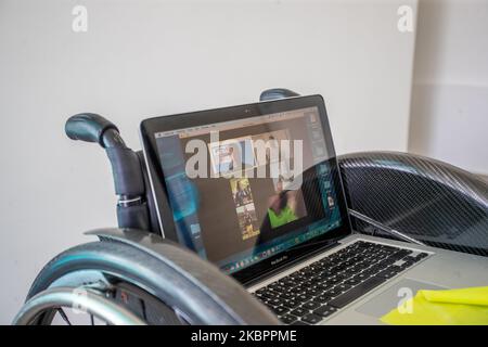 Marco Dolfin, un athlète de l'équipe paralympique italienne de natation, participe à une formation d'équipe en utilisant une conférence téléphonique en ligne de la salle de gym de son domicile à Turin, Italie, sur 27 mai 2020. Le report des Jeux Olympiques de Tokyo en raison de l'épidémie de Covid-19 et la période de confinement qui en a résulté ont également interrompu l'entraînement des athlètes des équipes nationales. Marco Dolfin, qui a déjà participé aux Jeux paralympiques de Rio 2016, tente également de participer à l'édition japonaise. (Photo de Mauro Ujetto/NurPhoto) Banque D'Images