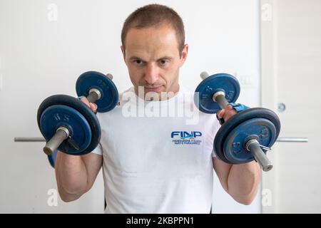 Marco Dolfin, un athlète de l'équipe paralympique italienne de natation, participe à une formation d'équipe en utilisant une conférence téléphonique en ligne de la salle de gym de son domicile à Turin, Italie, sur 27 mai 2020. Le report des Jeux Olympiques de Tokyo en raison de l'épidémie de Covid-19 et la période de confinement qui en a résulté ont également interrompu l'entraînement des athlètes des équipes nationales. Marco Dolfin, qui a déjà participé aux Jeux paralympiques de Rio 2016, tente également de participer à l'édition japonaise. (Photo de Mauro Ujetto/NurPhoto) Banque D'Images