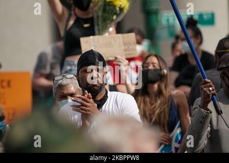 Après une nuit de manifestations souvent violentes, les manifestants affrontent la police à Manhattan alors que les manifestations se poursuivent contre le meurtre de George Floyd sur 04 juin 2020 à New York. Des milliers de manifestants sont descendus dans les rues de la ville hier pour continuer à montrer de la colère au policier de Minneapolis, Derek Chauvin, qui a été filmé à genoux sur le cou de George Floyd avant d'être plus tard déclaré mort à un hôpital local. La mort de Floyd, la plus récente d'une série de décès d'Américains noirs aux mains de la police, a provoqué des jours et des nuits de manifestations dans tout le pays. NY gouverner Banque D'Images