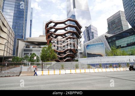 Hudson yards a installé des clôtures en treillis tout autour pour décourager le pillage. Après une nuit de manifestations souvent violentes, les manifestants affrontent la police à Manhattan alors que les manifestations se poursuivent contre le meurtre de George Floyd sur 04 juin 2020 à New York. Des milliers de manifestants sont descendus dans les rues de la ville hier pour continuer à montrer de la colère au policier de Minneapolis, Derek Chauvin, qui a été filmé à genoux sur le cou de George Floyd avant d'être plus tard déclaré mort à un hôpital local. La mort de Floyd, la plus récente d'une série de décès d'Américains noirs aux mains de la police, Banque D'Images