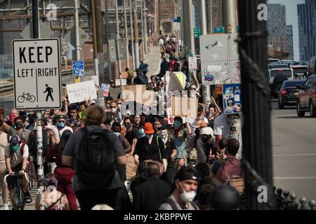 Après une nuit de manifestations souvent violentes, les manifestants affrontent la police à Manhattan alors que les manifestations se poursuivent contre le meurtre de George Floyd sur 04 juin 2020 à New York. Des milliers de manifestants sont descendus dans les rues de la ville hier pour continuer à montrer de la colère au policier de Minneapolis, Derek Chauvin, qui a été filmé à genoux sur le cou de George Floyd avant d'être plus tard déclaré mort à un hôpital local. La mort de Floyd, la plus récente d'une série de décès d'Américains noirs aux mains de la police, a provoqué des jours et des nuits de manifestations dans tout le pays. NY gouverner Banque D'Images