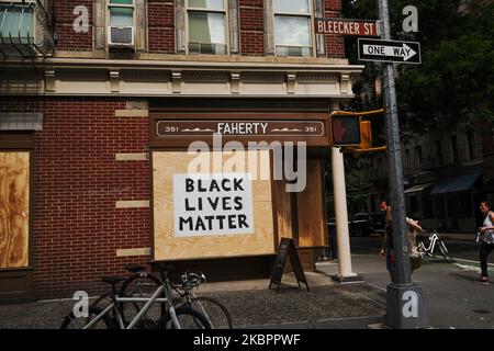 Après une nuit de manifestations souvent violentes, les manifestants affrontent la police à Manhattan alors que les manifestations se poursuivent contre le meurtre de George Floyd sur 04 juin 2020 à New York. Des milliers de manifestants sont descendus dans les rues de la ville hier pour continuer à montrer de la colère au policier de Minneapolis, Derek Chauvin, qui a été filmé à genoux sur le cou de George Floyd avant d'être plus tard déclaré mort à un hôpital local. La mort de Floyd, la plus récente d'une série de décès d'Américains noirs aux mains de la police, a provoqué des jours et des nuits de manifestations dans tout le pays. NY gouverner Banque D'Images