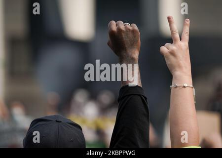 Après une nuit de manifestations souvent violentes, les manifestants affrontent la police à Manhattan alors que les manifestations se poursuivent contre le meurtre de George Floyd sur 04 juin 2020 à New York. Des milliers de manifestants sont descendus dans les rues de la ville hier pour continuer à montrer de la colère au policier de Minneapolis, Derek Chauvin, qui a été filmé à genoux sur le cou de George Floyd avant d'être plus tard déclaré mort à un hôpital local. La mort de Floyd, la plus récente d'une série de décès d'Américains noirs aux mains de la police, a provoqué des jours et des nuits de manifestations dans tout le pays. NY gouverner Banque D'Images