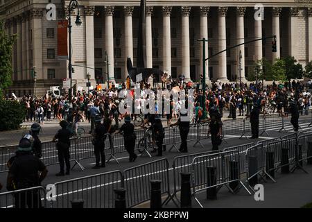 Après une nuit de manifestations souvent violentes, les manifestants affrontent la police à Manhattan alors que les manifestations se poursuivent contre le meurtre de George Floyd sur 04 juin 2020 à New York. Des milliers de manifestants sont descendus dans les rues de la ville hier pour continuer à montrer de la colère au policier de Minneapolis, Derek Chauvin, qui a été filmé à genoux sur le cou de George Floyd avant d'être plus tard déclaré mort à un hôpital local. La mort de Floyd, la plus récente d'une série de décès d'Américains noirs aux mains de la police, a provoqué des jours et des nuits de manifestations dans tout le pays. NY gouverner Banque D'Images