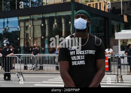 Après une nuit de manifestations souvent violentes, les manifestants affrontent la police à Manhattan alors que les manifestations se poursuivent contre le meurtre de George Floyd sur 04 juin 2020 à New York. Des milliers de manifestants sont descendus dans les rues de la ville hier pour continuer à montrer de la colère au policier de Minneapolis, Derek Chauvin, qui a été filmé à genoux sur le cou de George Floyd avant d'être plus tard déclaré mort à un hôpital local. La mort de Floyd, la plus récente d'une série de décès d'Américains noirs aux mains de la police, a provoqué des jours et des nuits de manifestations dans tout le pays. NY gouverner Banque D'Images